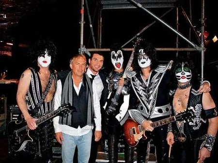 Кевін Костнер і Володимир Кличко в оточенні «KISS»